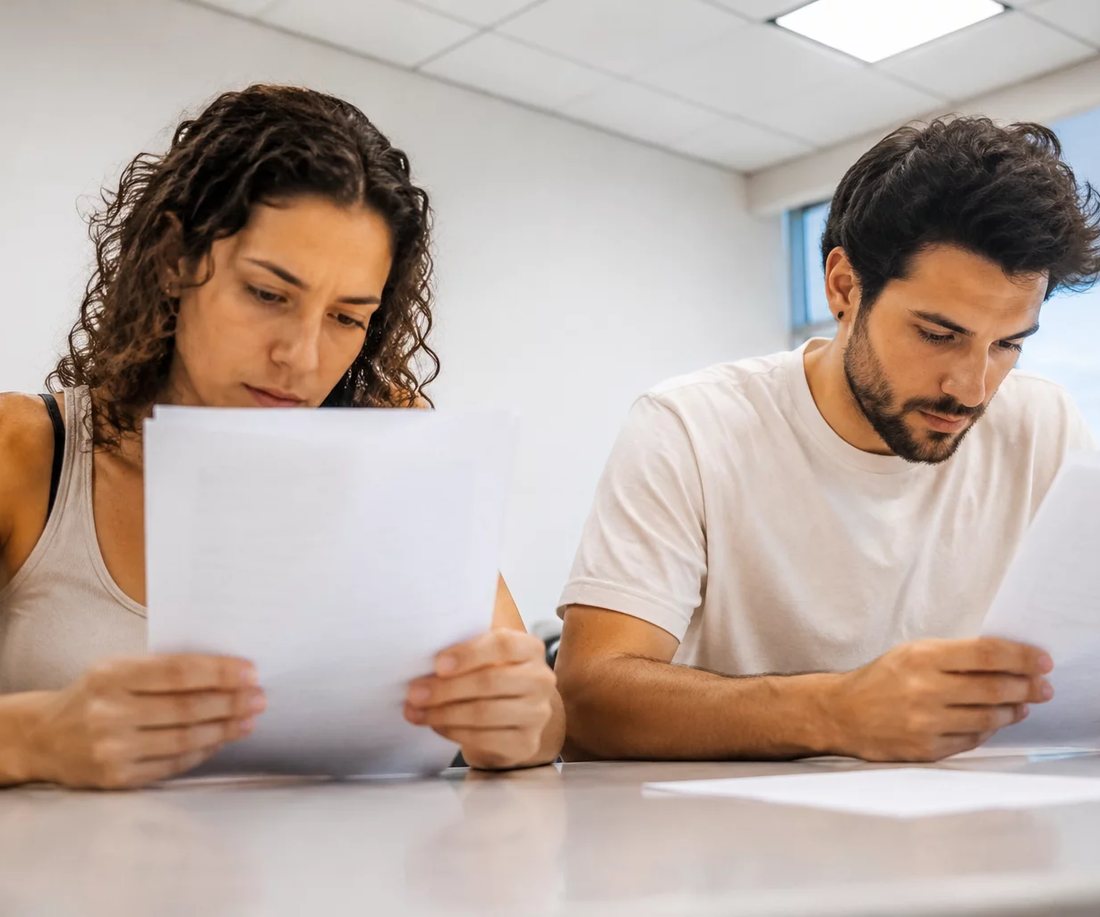 Microfone sozinho no púlpito, com as cadeiras da sala desfocadas atrás